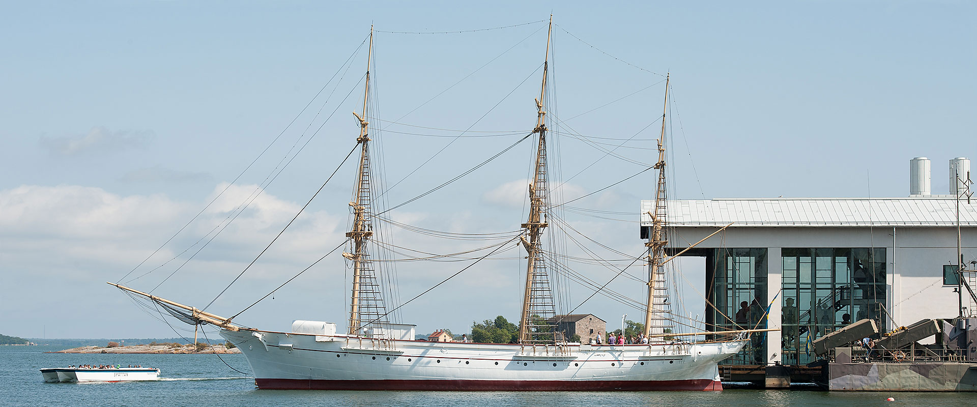Jarramas vid Marinmuseums kaj. I bakgrunden inloppet till Karlsrona. Precis för om Jarramas en turistpråm.