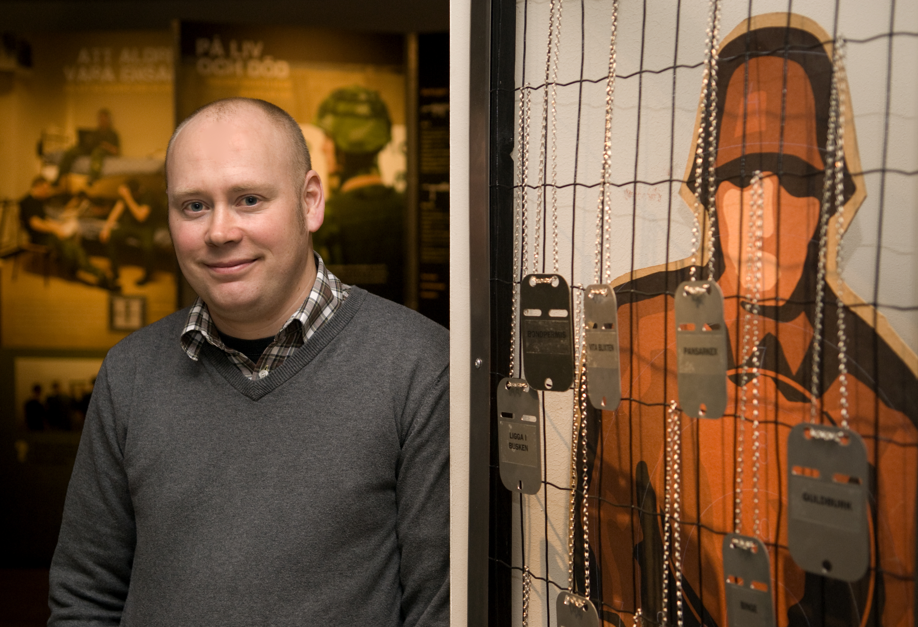 Marinmuseums intendent Johan Löfgren framför nya utställningen Sist i ledet? 109 år av värnplikt. Foto: Joakim Johansson / Marinmuseum