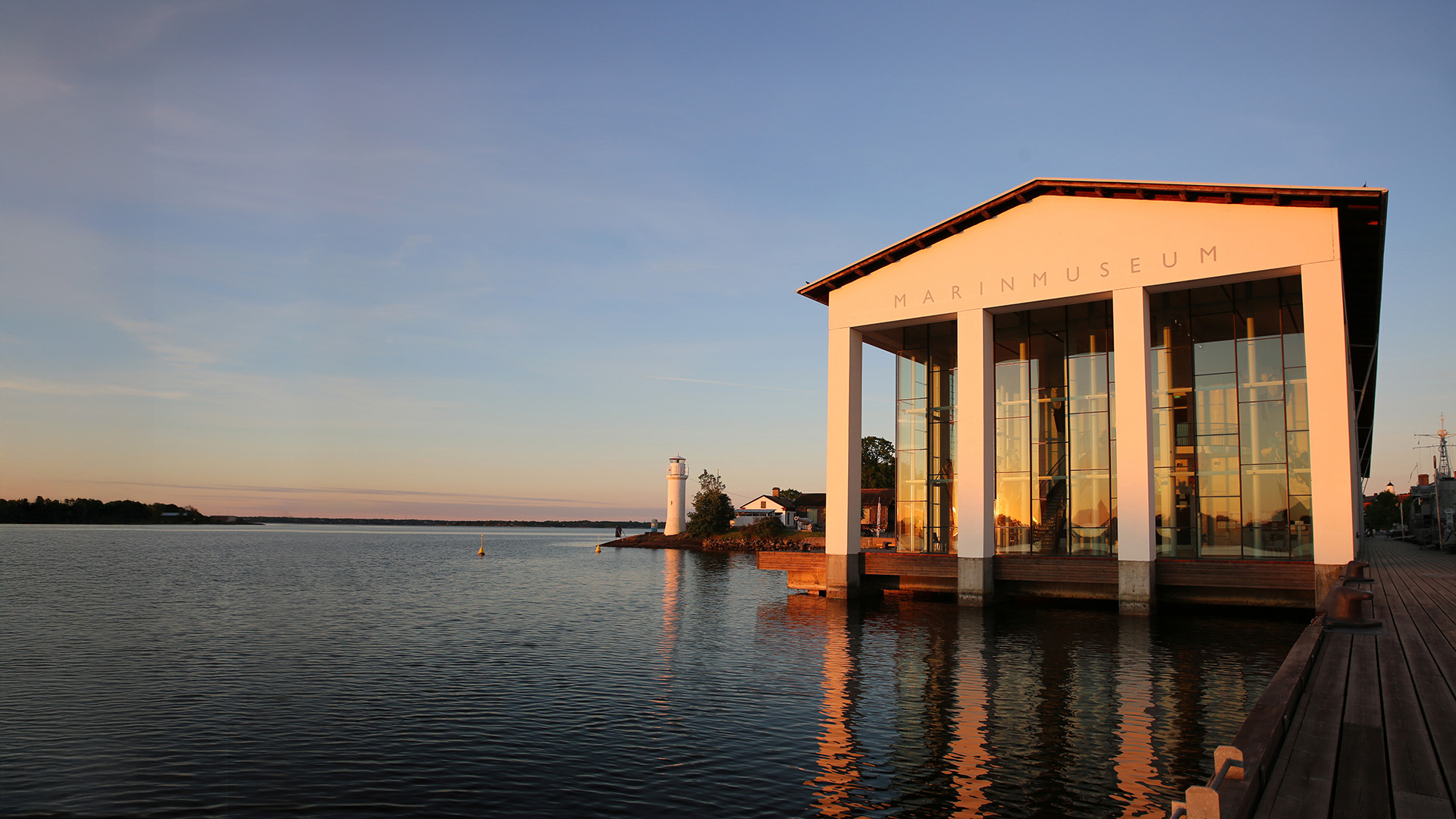 Marinmuseum i kvällsljus sett från vattnet