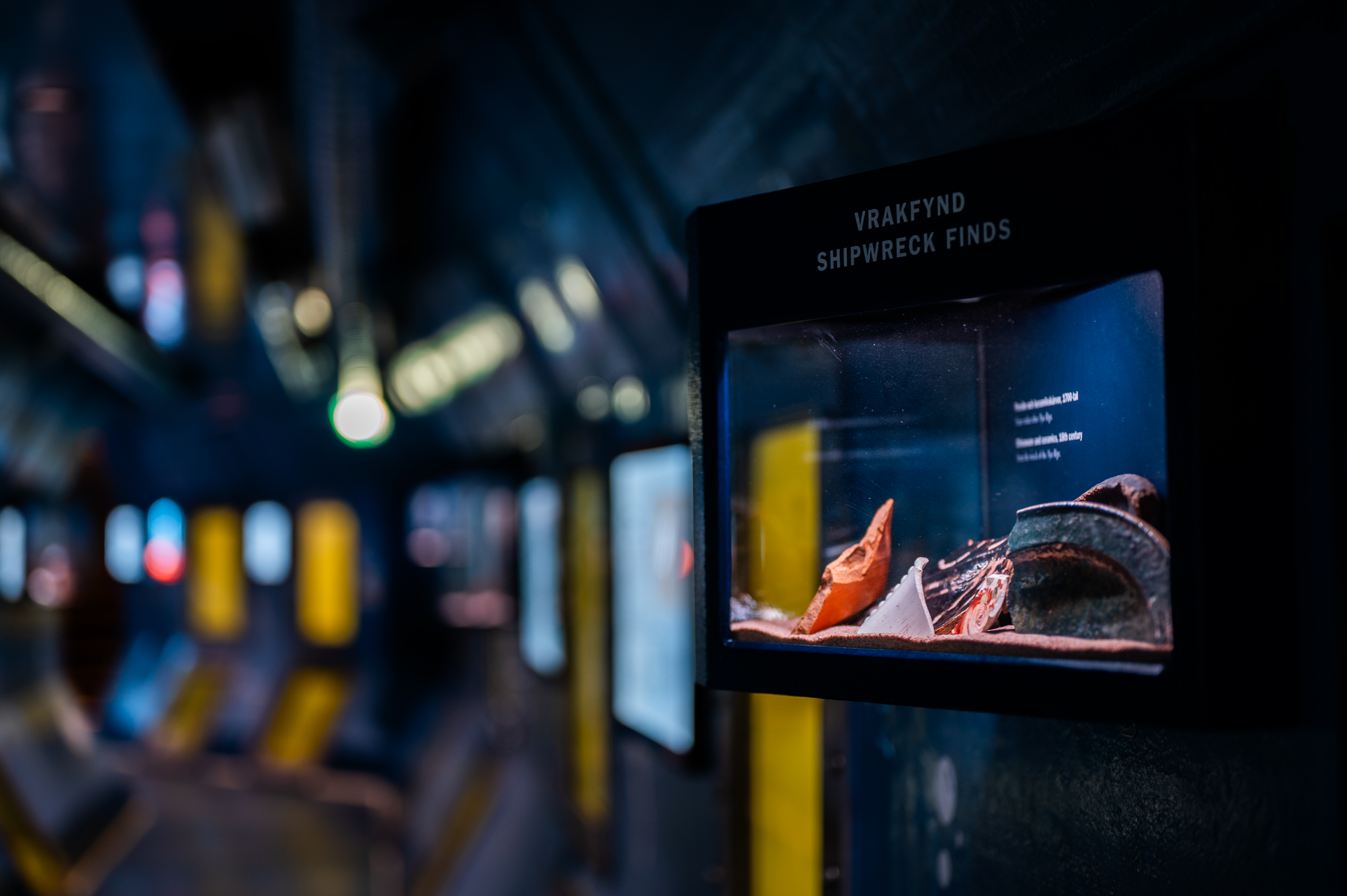 Utställningen Vraktunneln på Marinmuseum med en monter som visar vrakfynd, bland annat keramikskärvor.