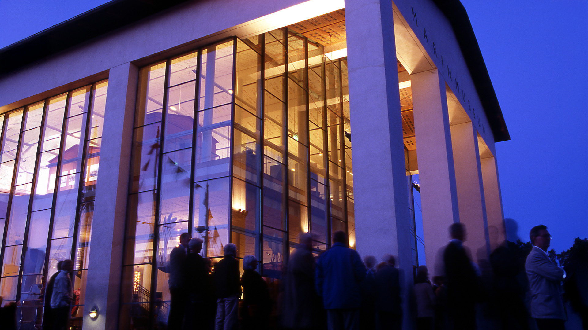 Marinmuseum sett utifrån i kvällsljus