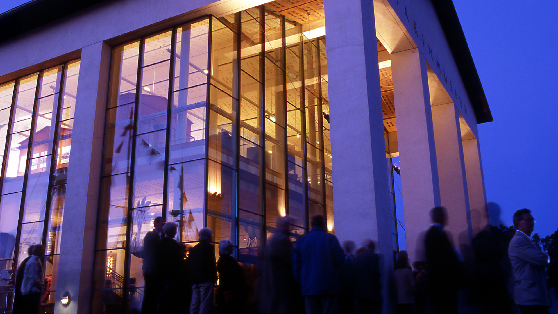Marinmuseum sett utifrån i kvällsljus