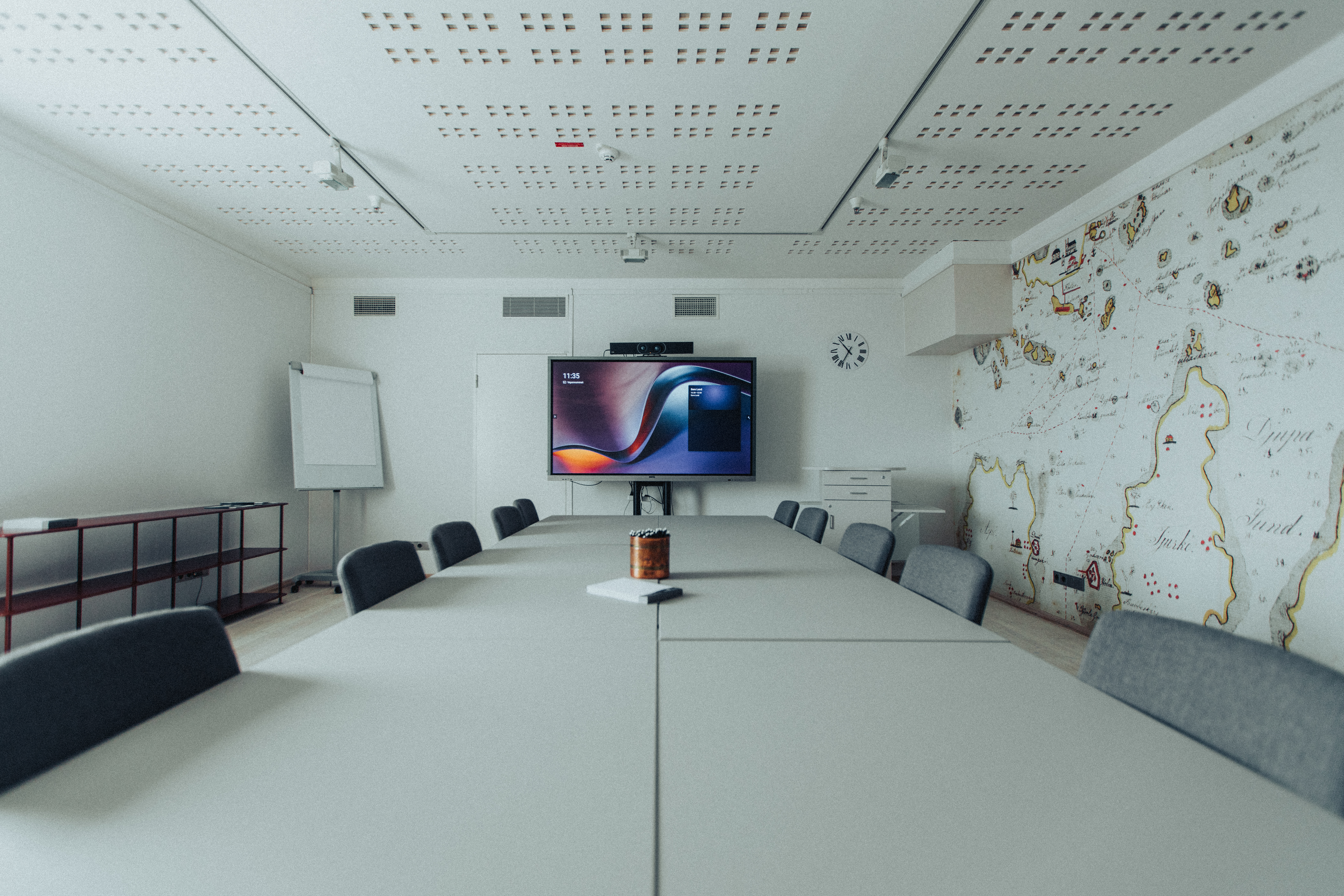 Dansstudio med en person som tränar framför en stor spegelvägg.