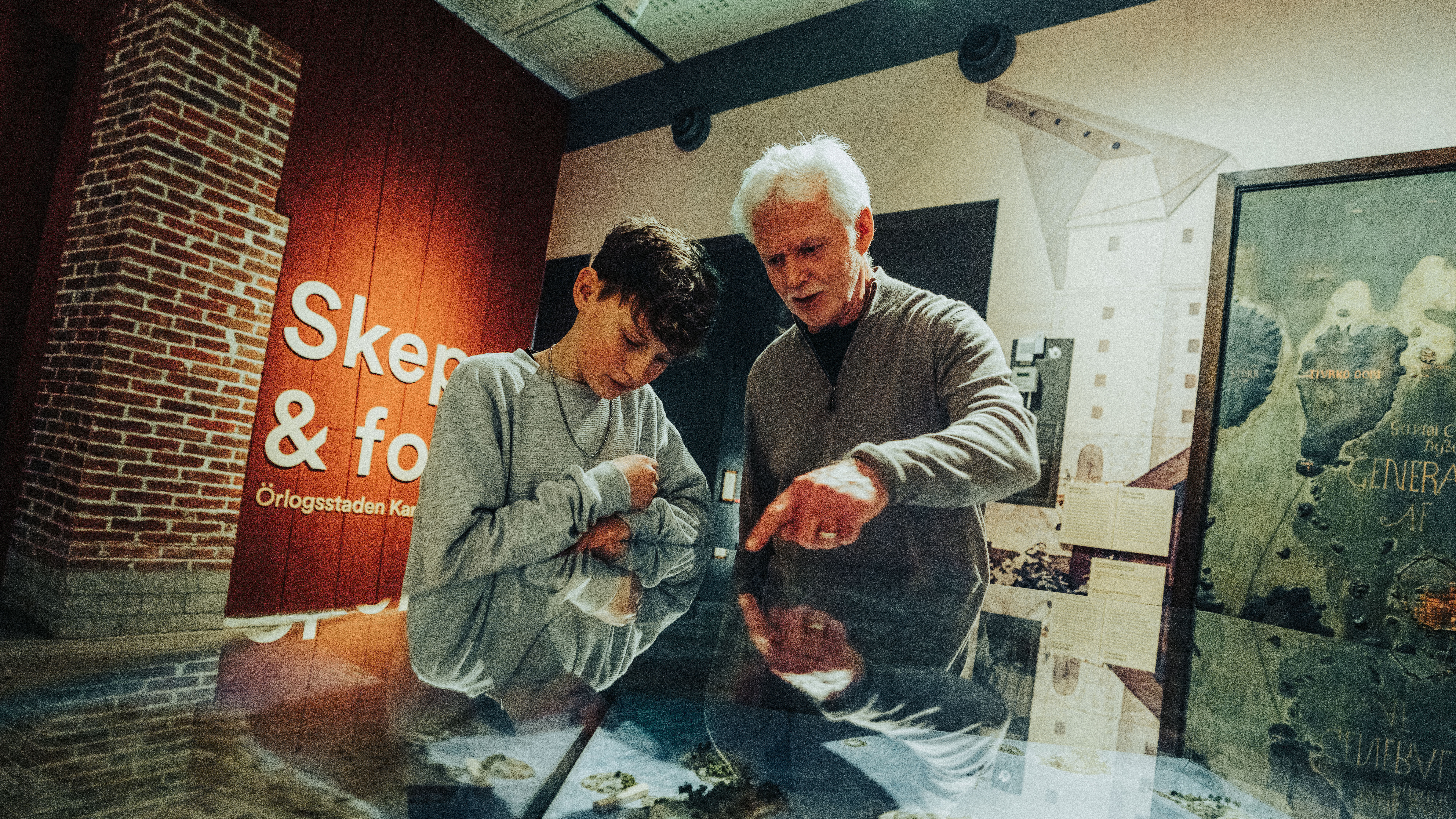 Besökare utforskar utställningen Skepp och folk på Marinmuseum i Karlskrona.
