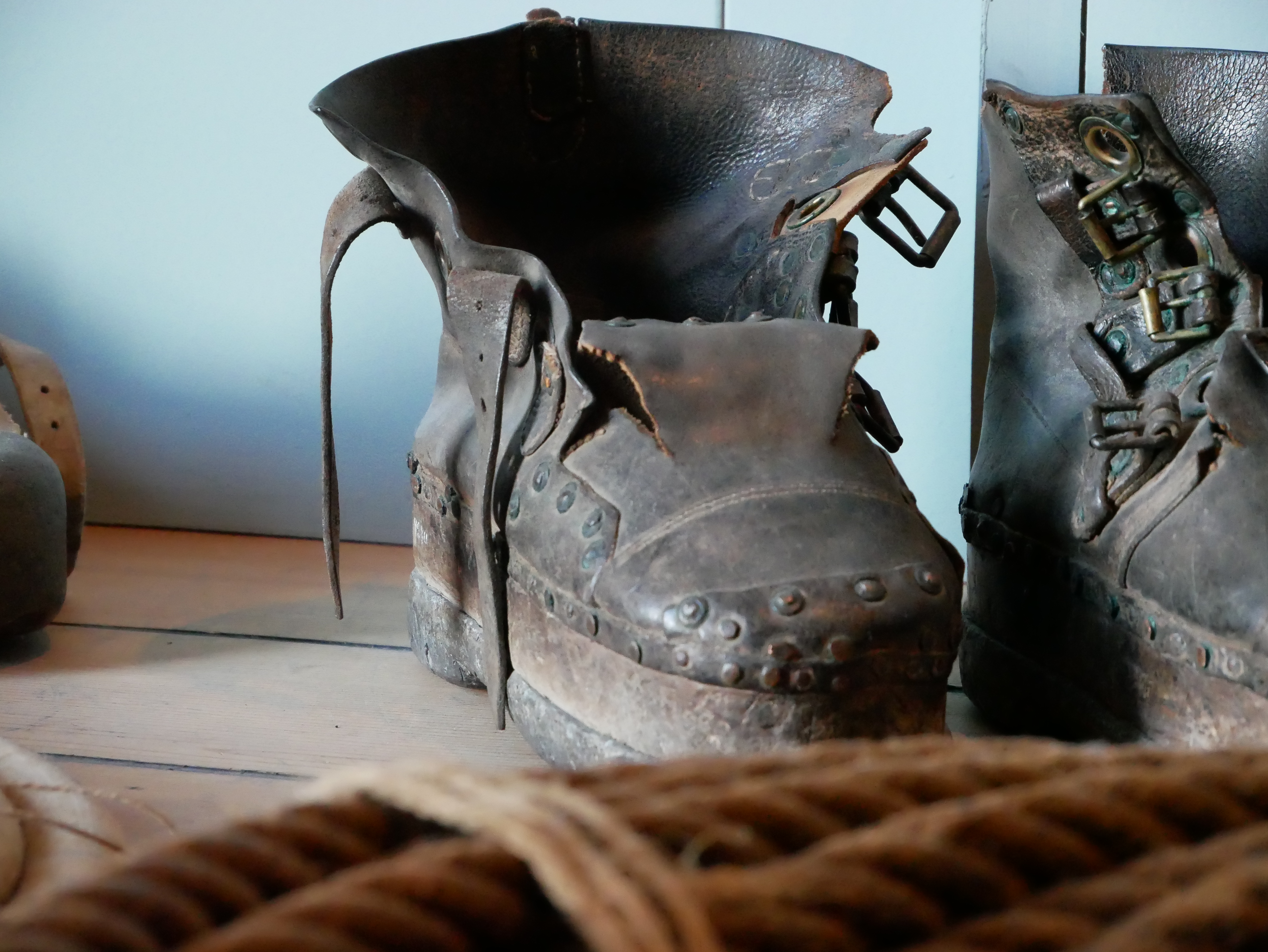 Historiska dykarskor i utställningen Dykeriets historia på Marinmuseum.