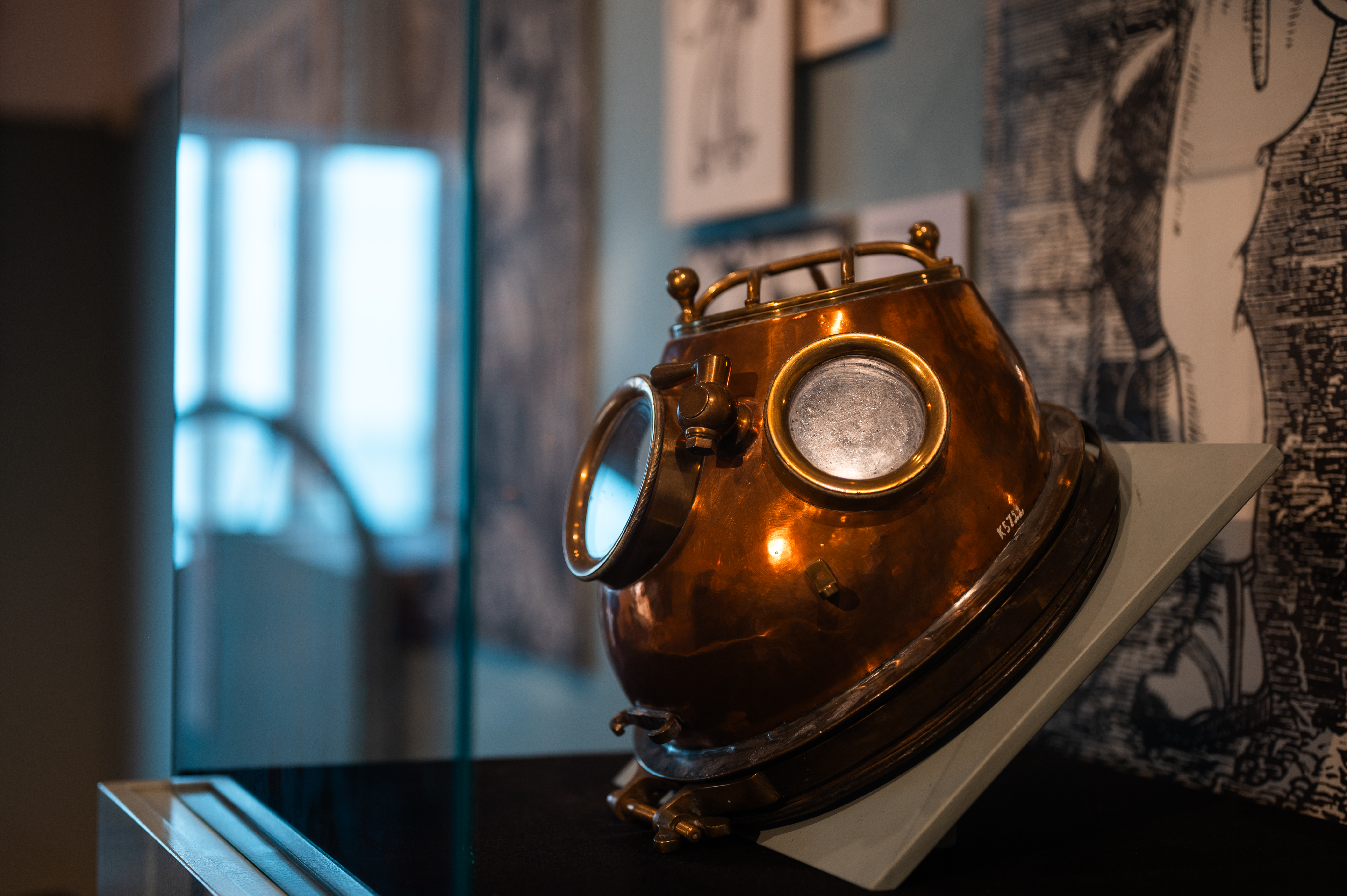 Historisk dykarhjälm i utställningen Dykeriets historia på Marinmuseum.