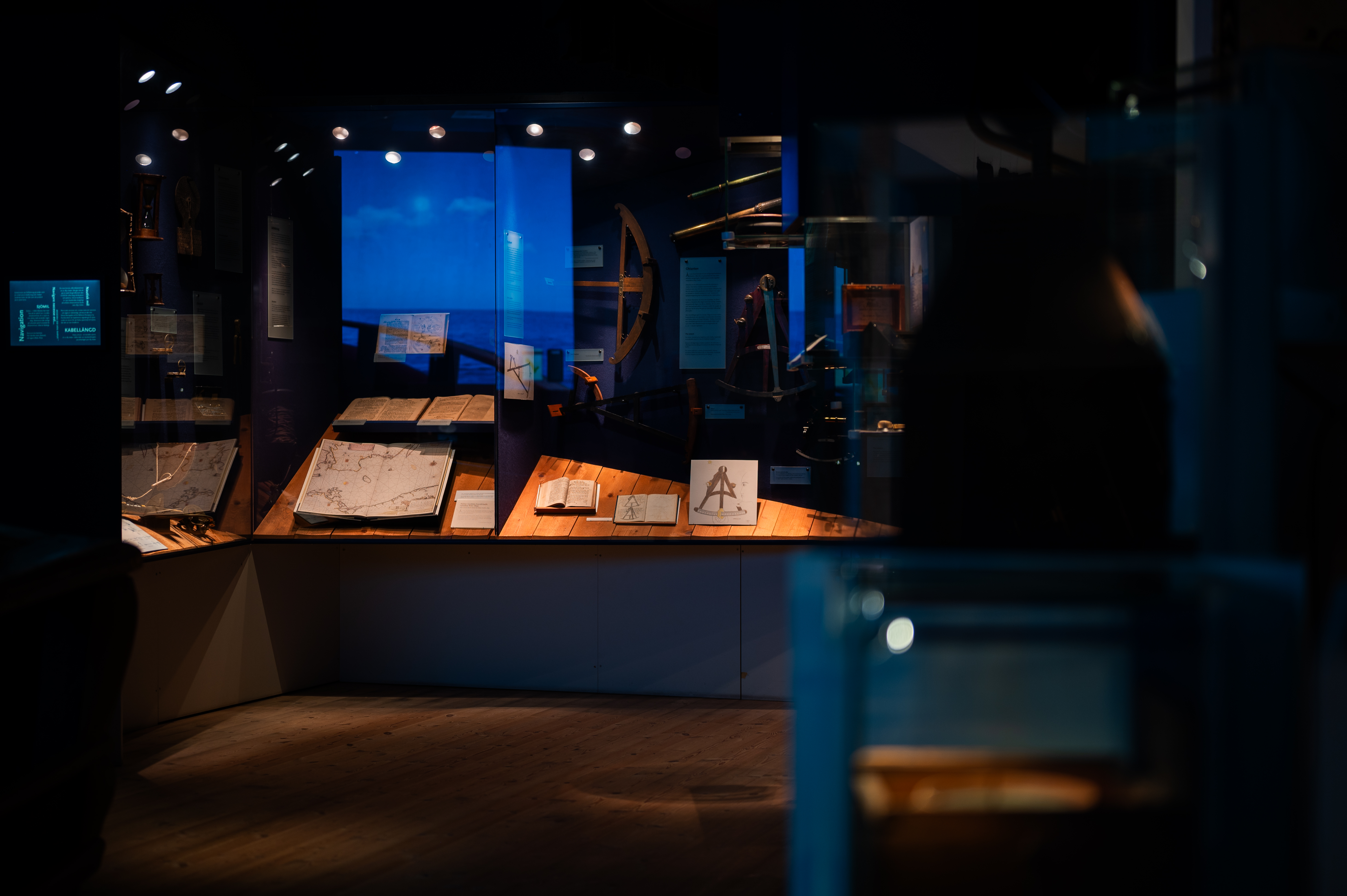 Navigationsinstrument och sjökort i utställningen Land i sikte på Marinmuseum.