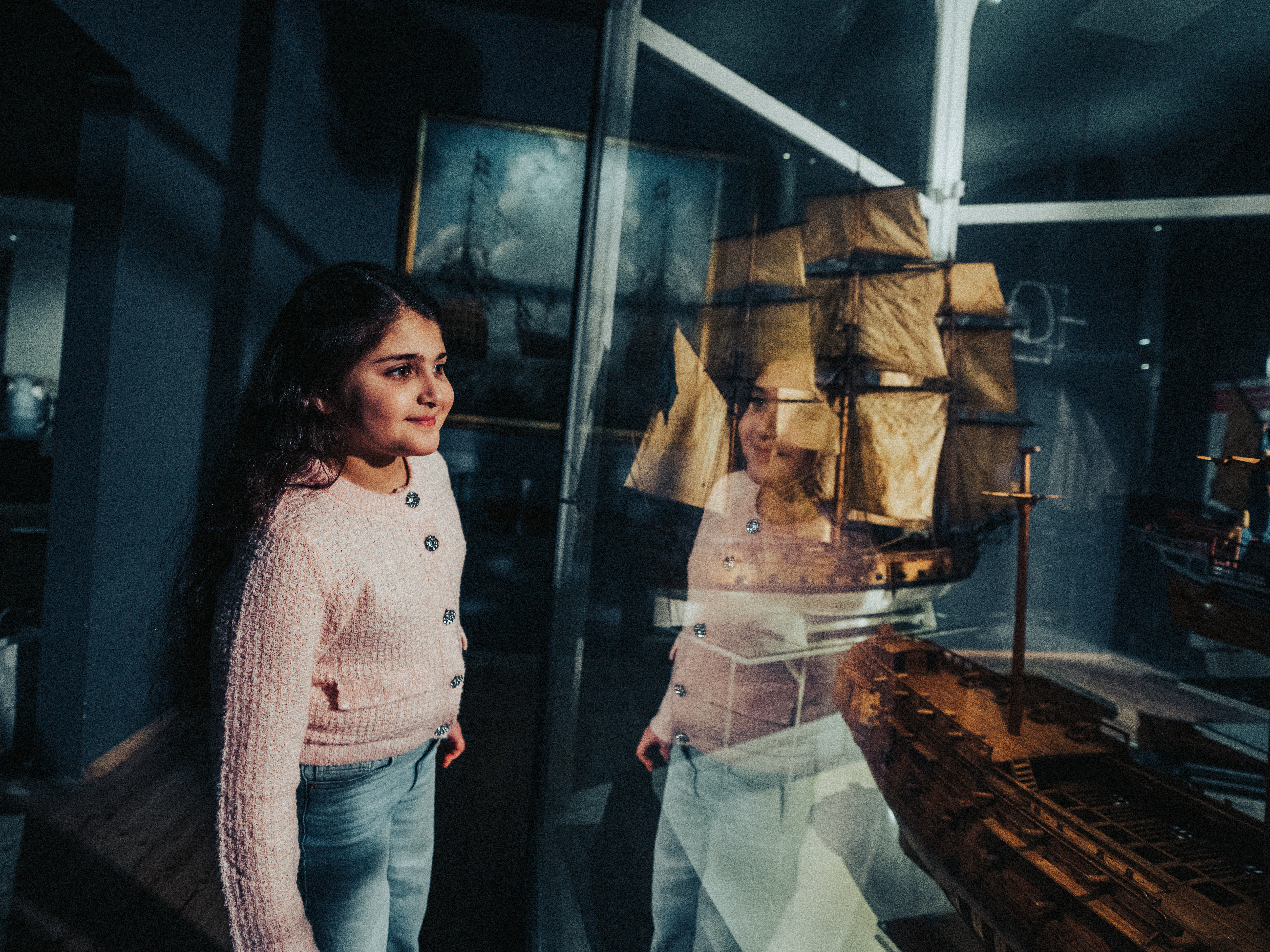 Besökare tittar på historiska skeppsmodeller i Modellkammaren på Marinmuseum.