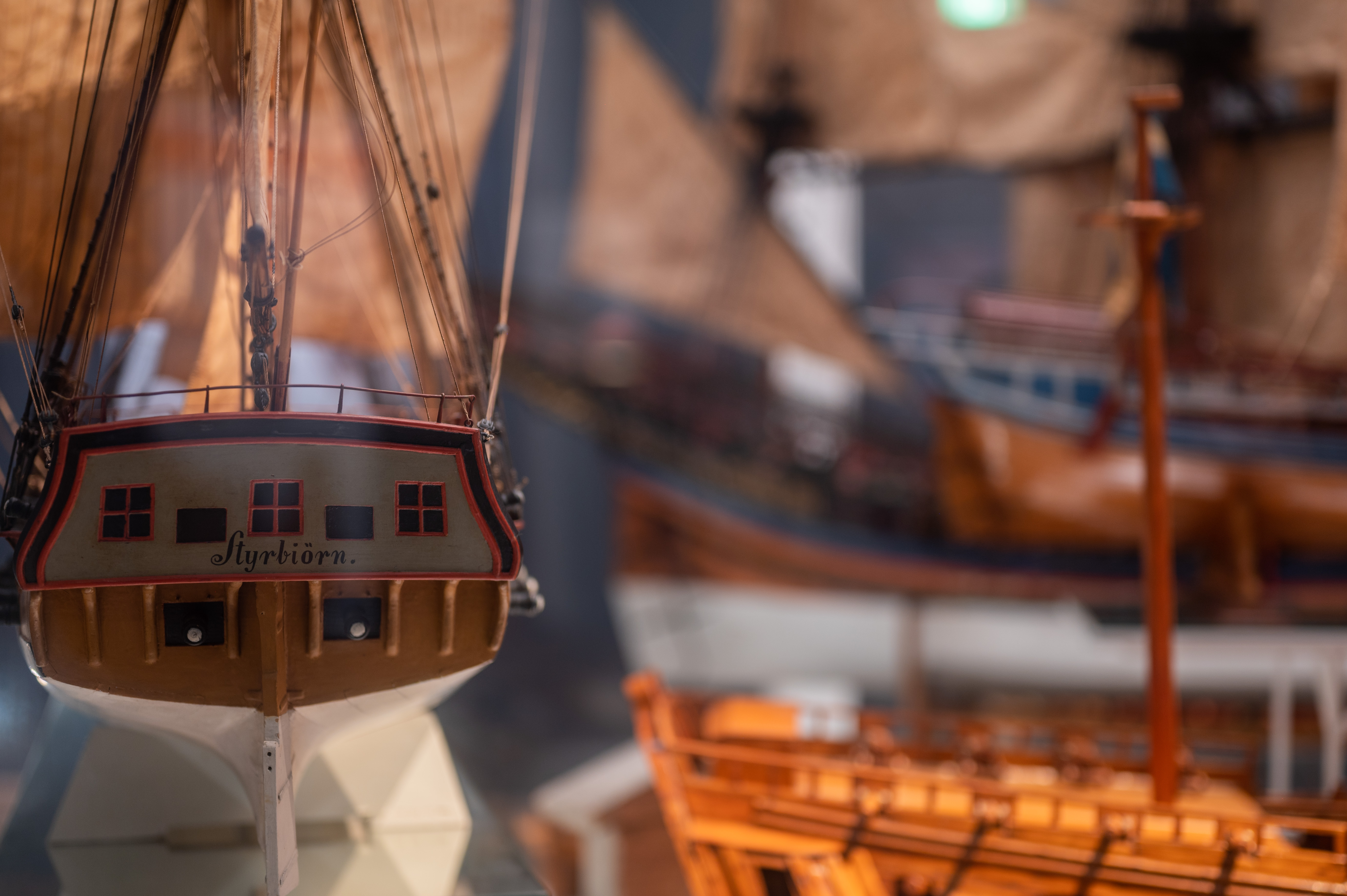 Detaljbild av historiska skeppsmodeller med segel och riggning i Modellkammaren på Marinmuseum.