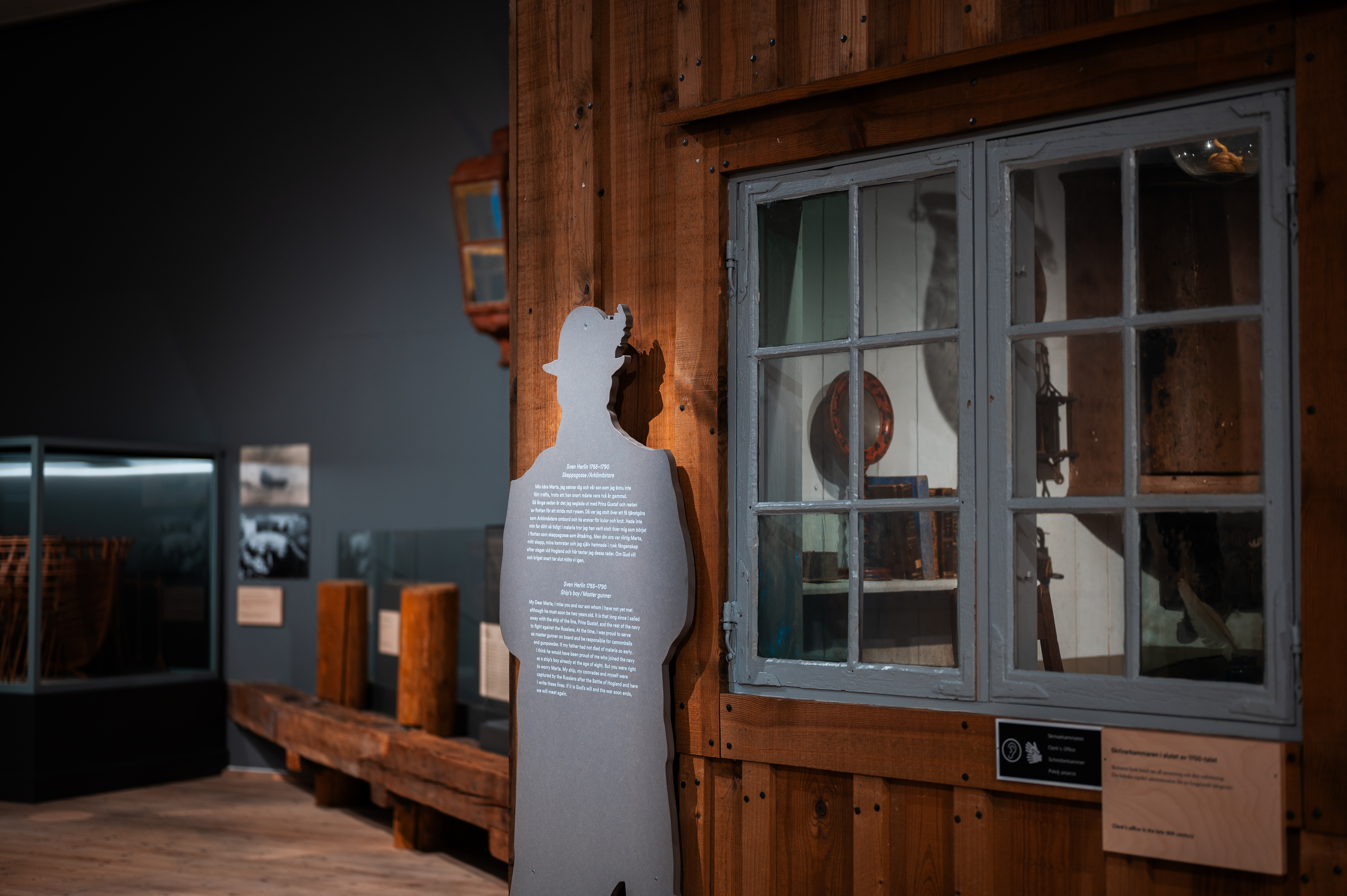 Interiör från utställningen Skepp & folk på Marinmuseum med historisk miljö och berättelser om livet i örlogsstaden Karlskrona.