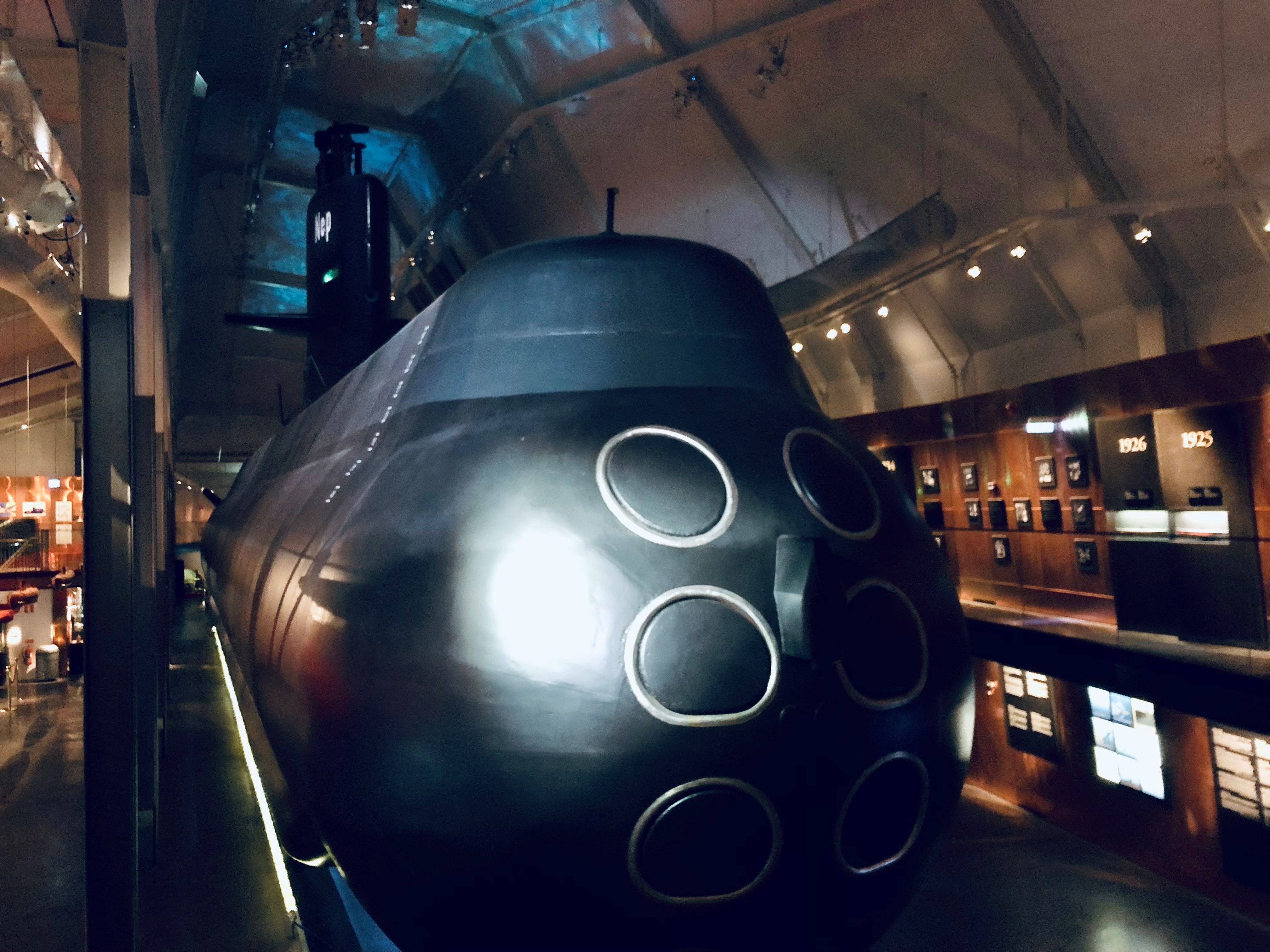 Ubåten HMS Neptun utställd i Marinmuseums Ubåtshall. Bilden visar ubåtens mörka för med torpedtuber och den dramatiskt belysta utställningsmiljön