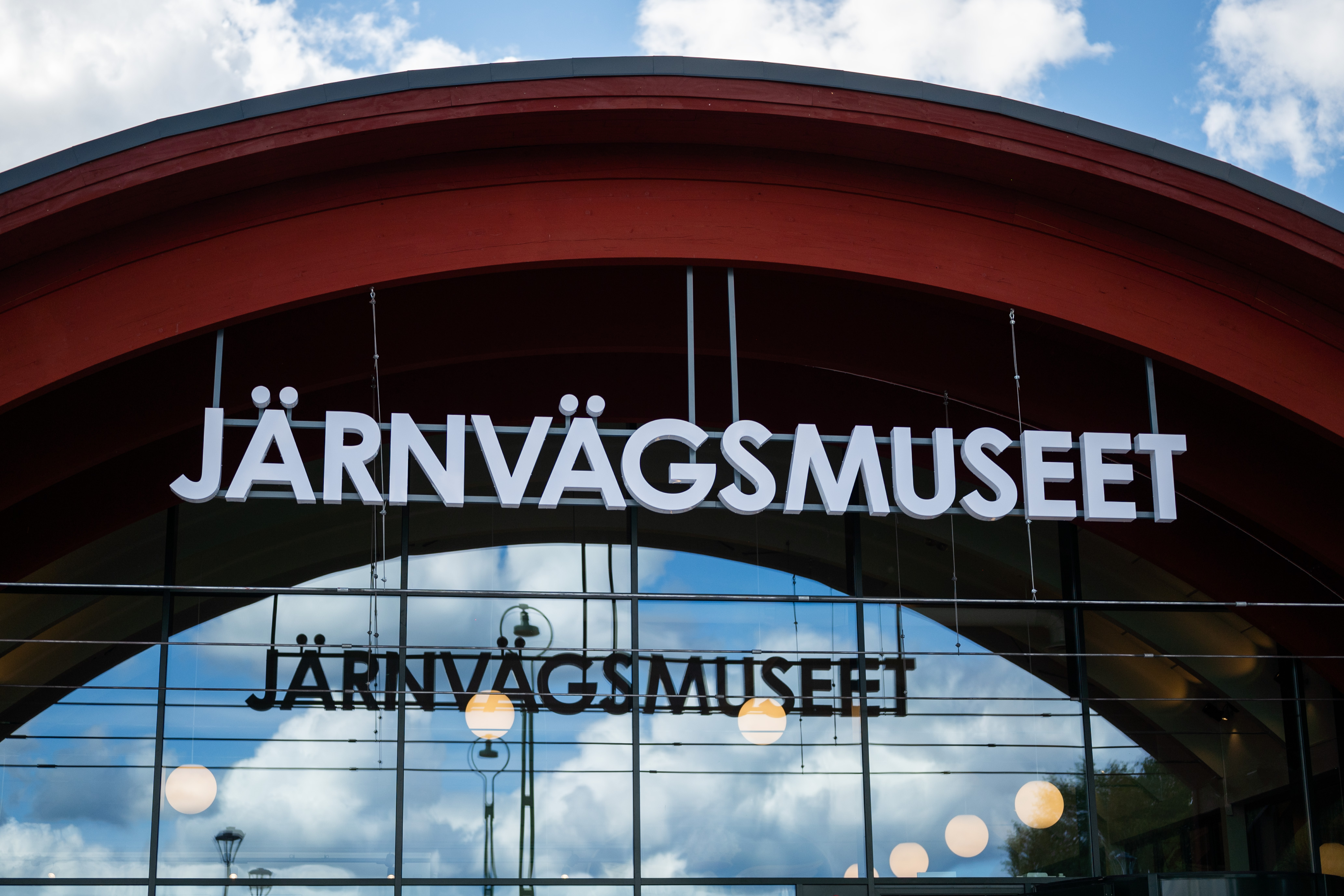 The image shows the entrance to the Railway Museum, with a large sign displaying the text 'Järnvägsmuseet'.