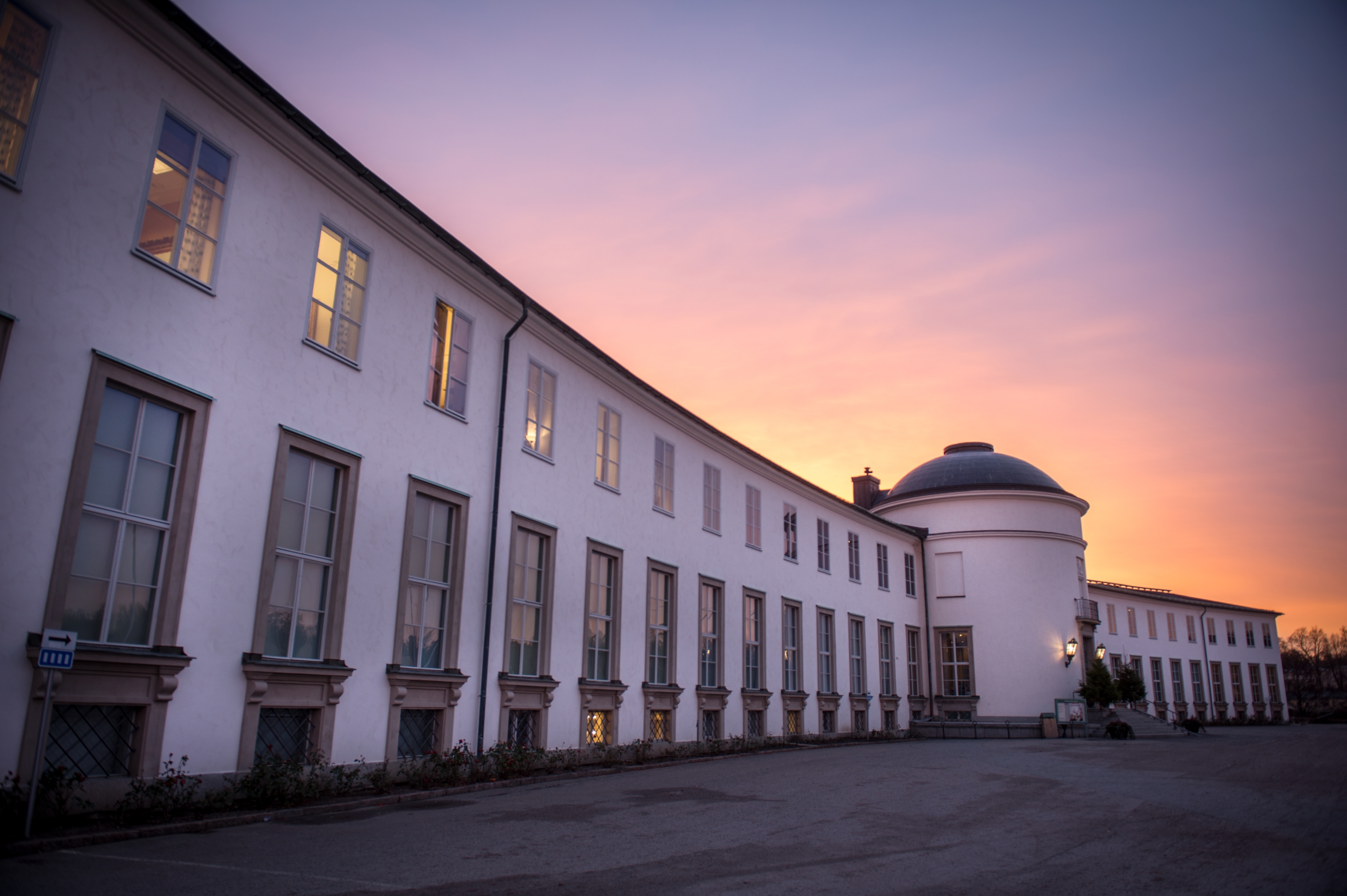 Sjöhistoriska museet i Stockholm i solnedgång.