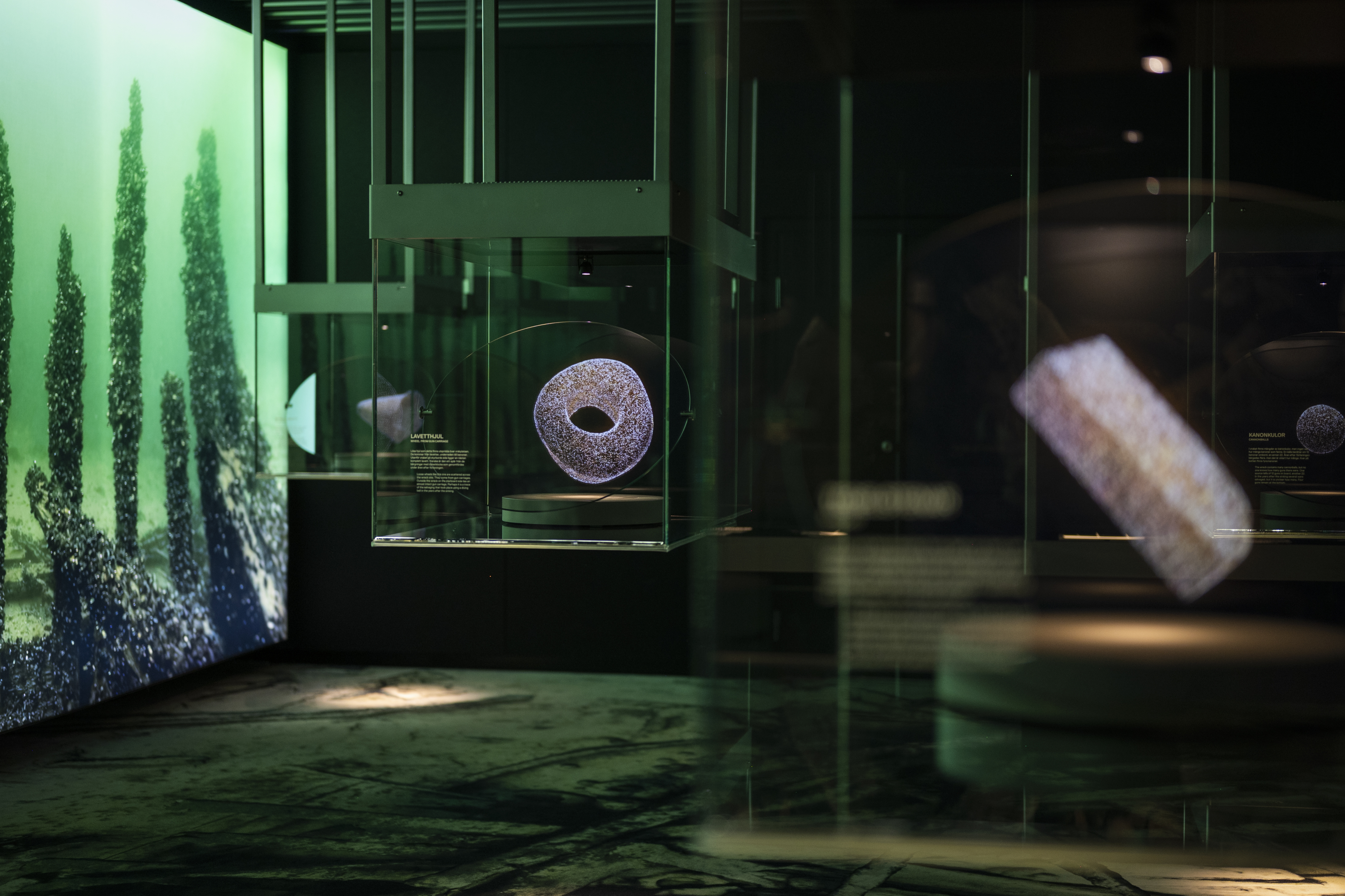 En bild av en utställning på museet Vrak – Museum of Wrecks i Stockholm.