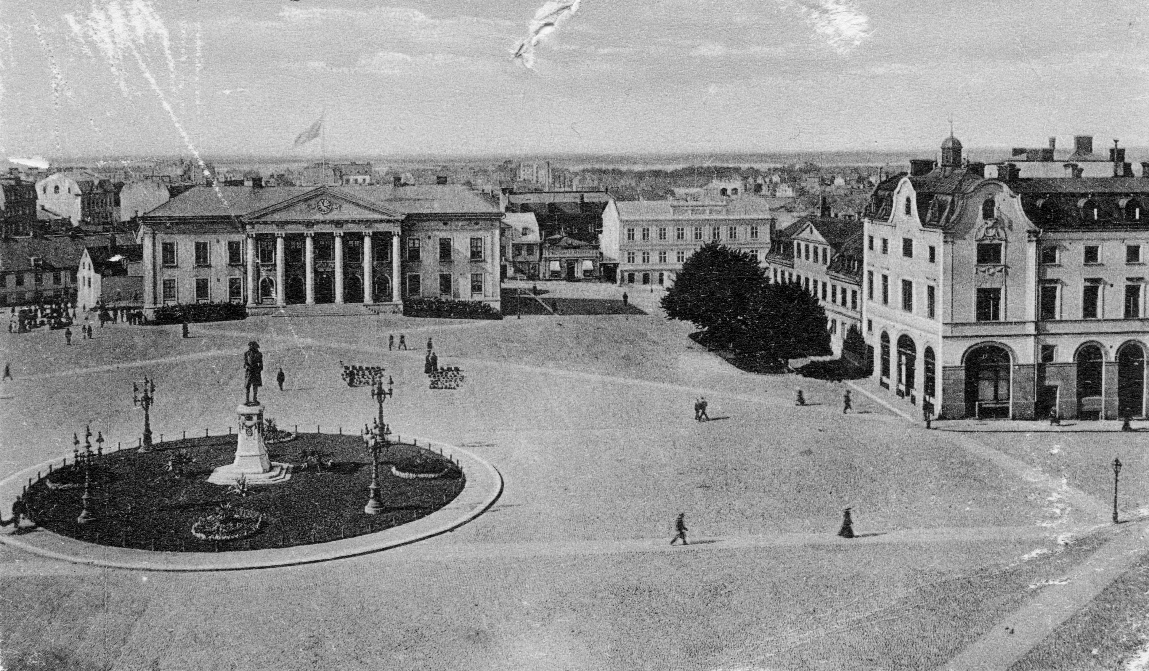Stortorget i Karlskrona med Rådhuset och Karl XI-statyn i förgrunden, omkring tidigt 1900-tal.