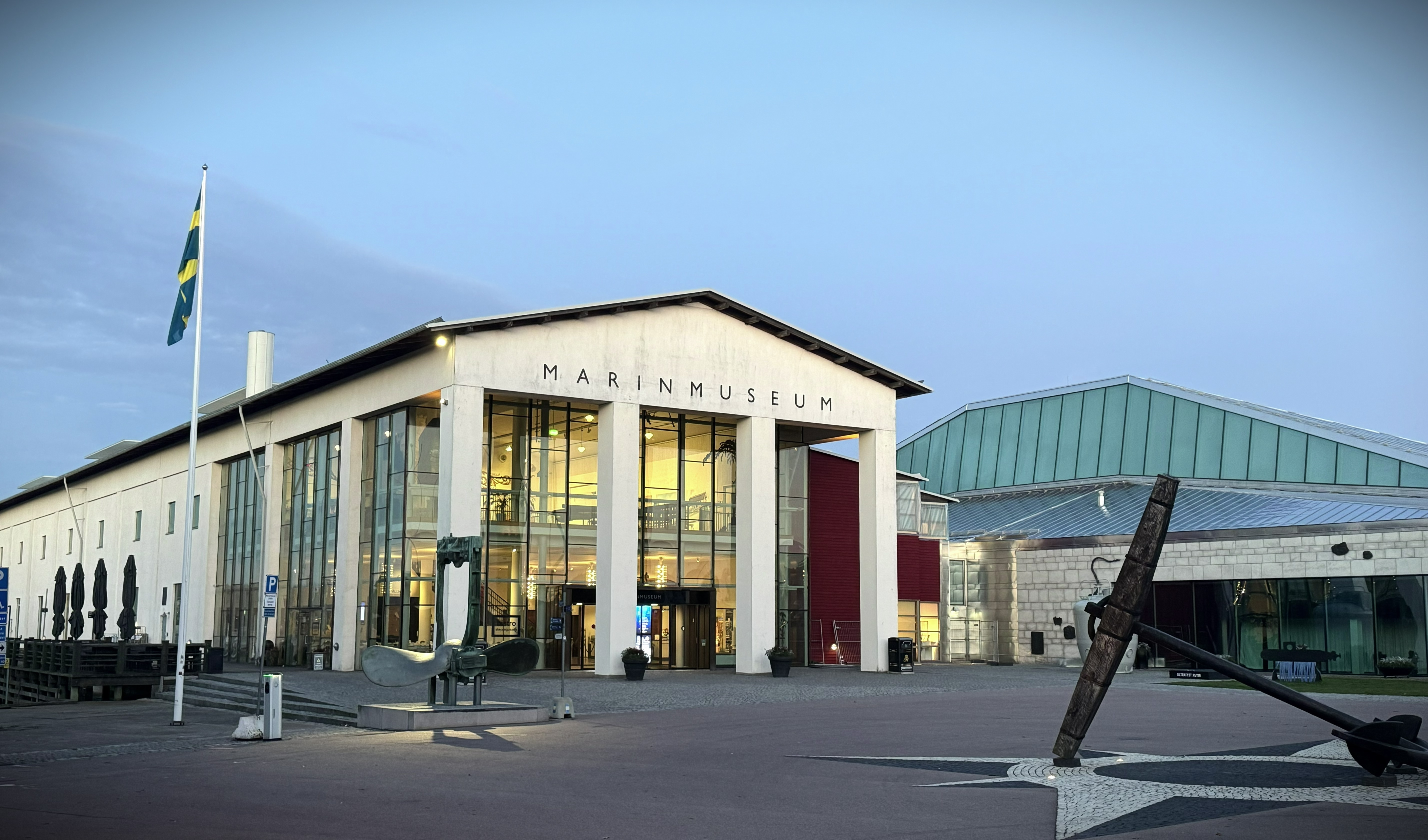 Marinmuseum sett i kvällsljus