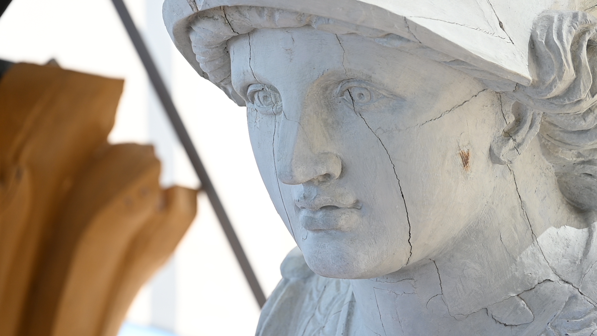 Närbild på en skulptur i trä föreställande en kvinna med hjälm, en del av en galjonsfigur i Marinmuseums samling.