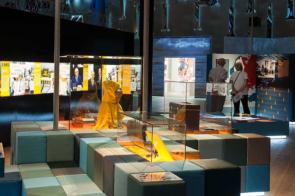 Besökare i utställningen Ytspänning på Marinmuseum.