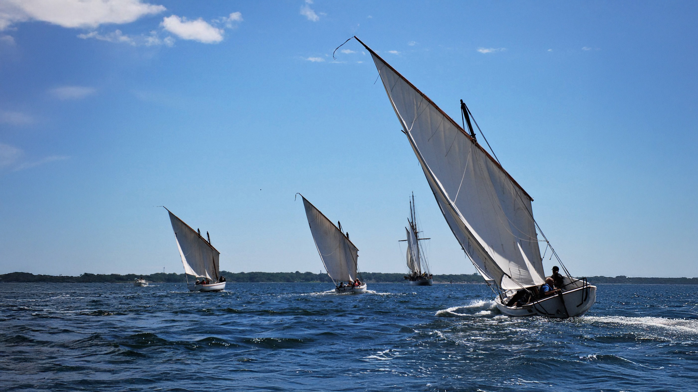 Traditionella segelbåtar på havet under en solig dag i Karlskronas skärgård.