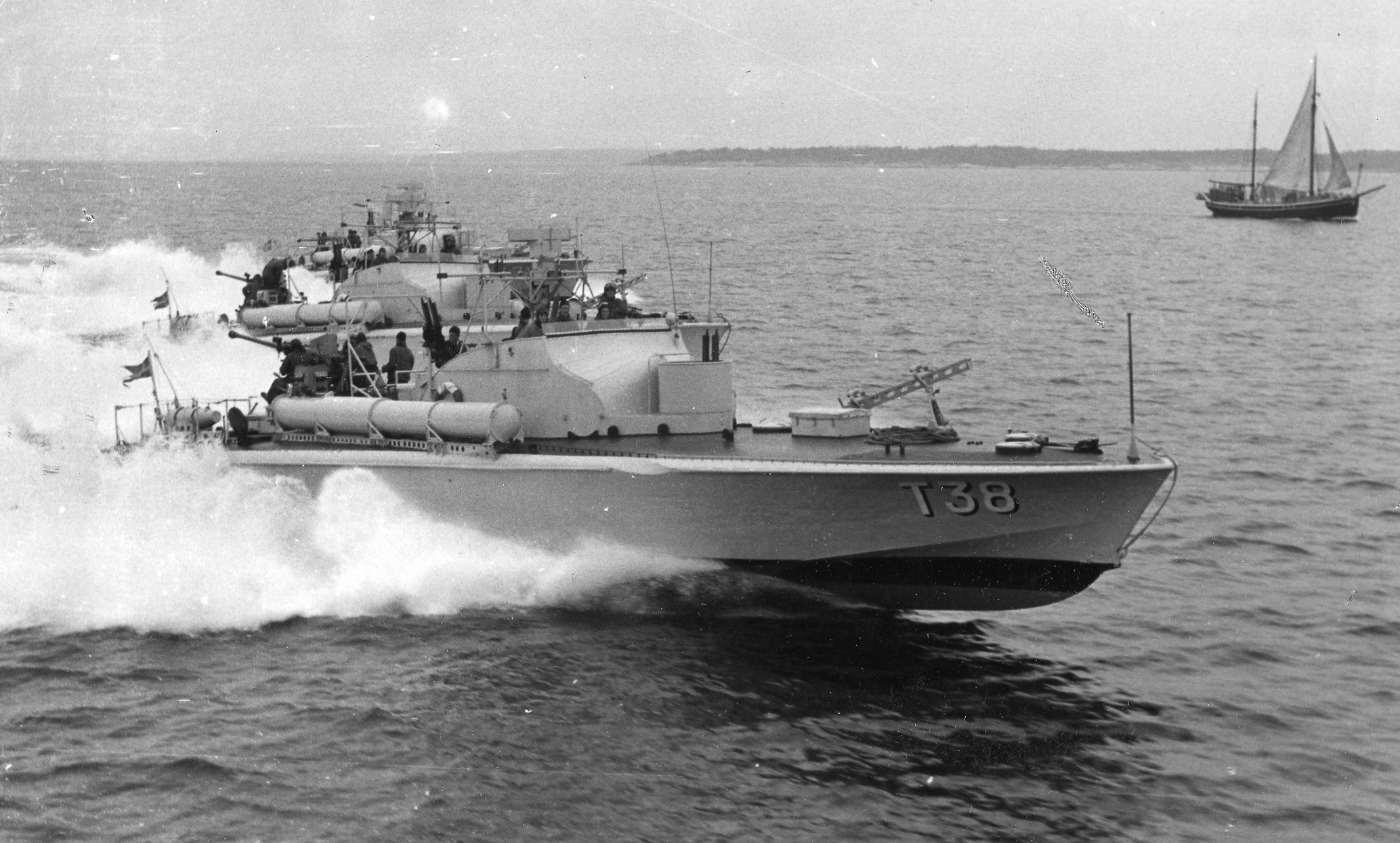 Torpedbåten T38 i hög fart på havet.