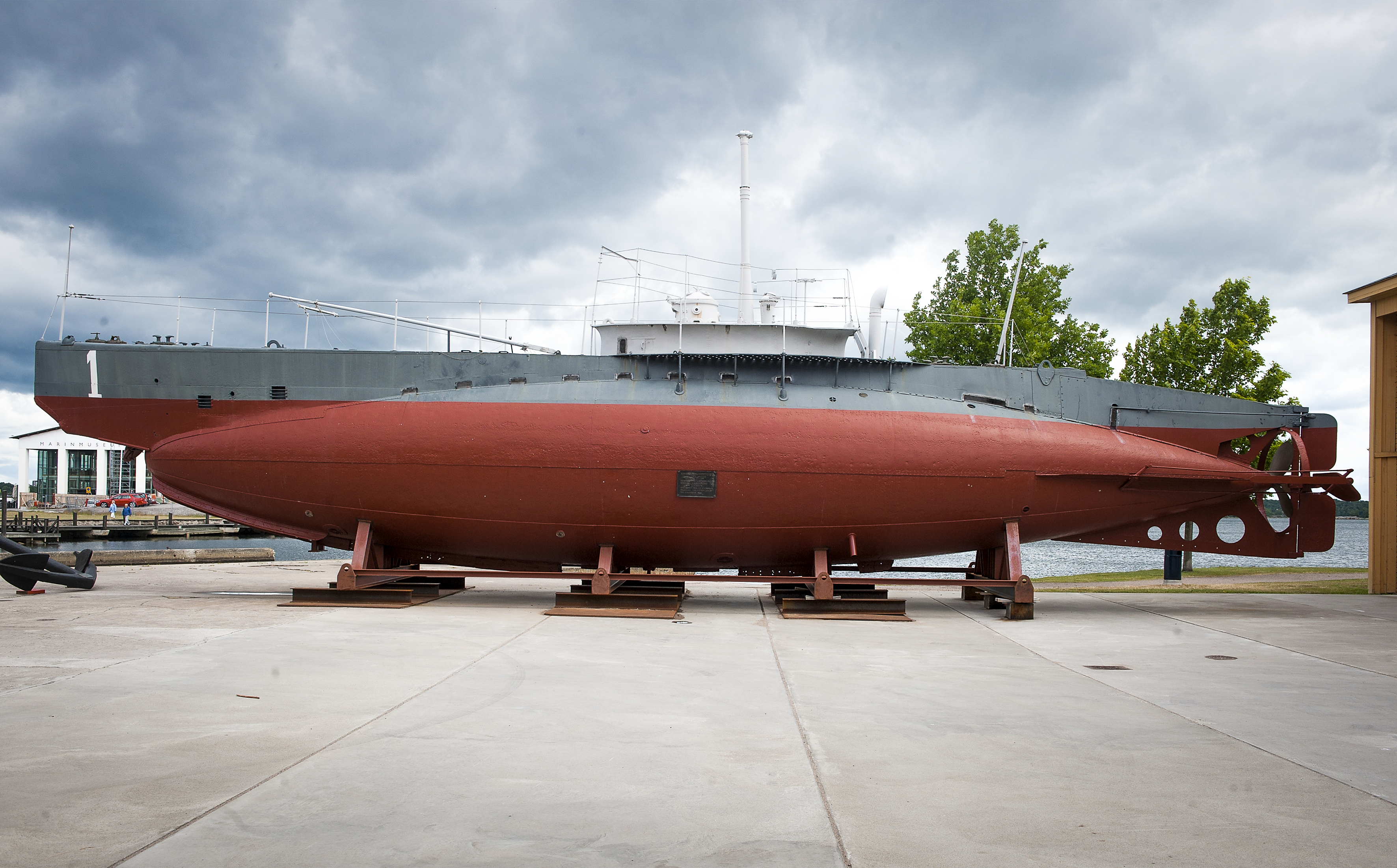 Ubåten Hajen, Sveriges första ubåt, utställd utanför Marinmuseum i Karlskrona.