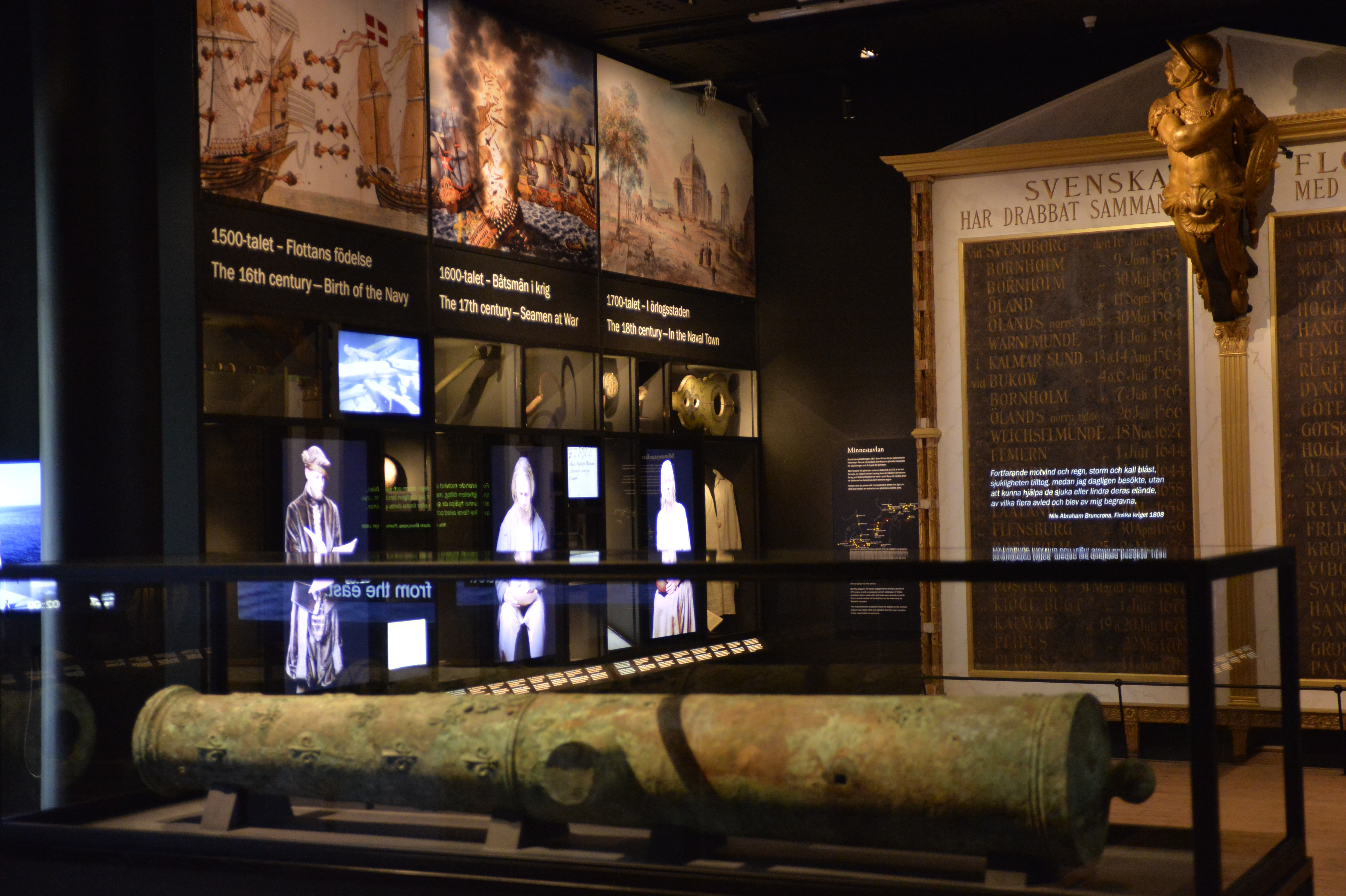 En museiutställning med historiska föremål, kanon och bilder som berättar om den svenska flottans historia.