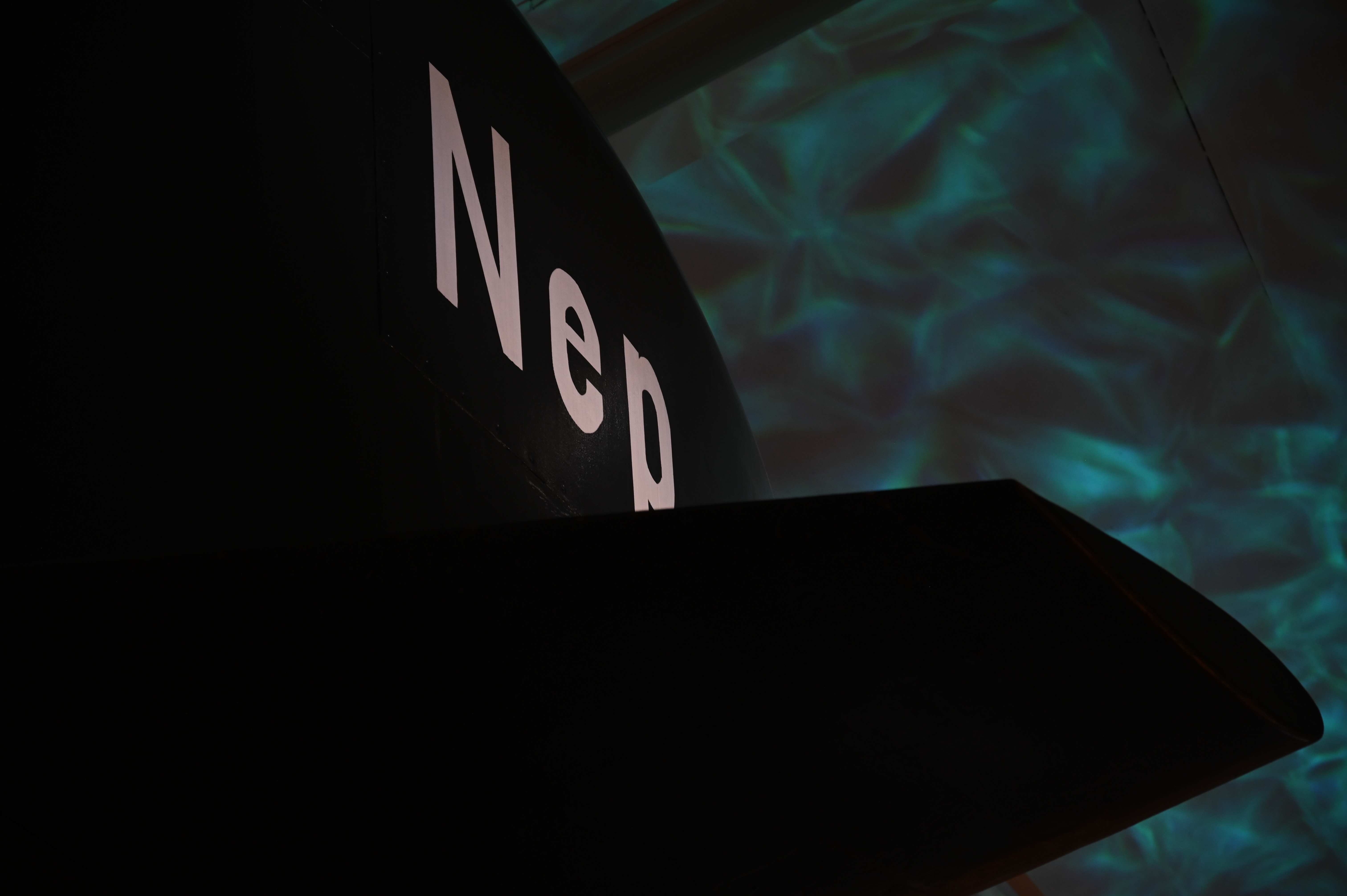Närbild på ett ubåts torn med texten "NEPTUN"