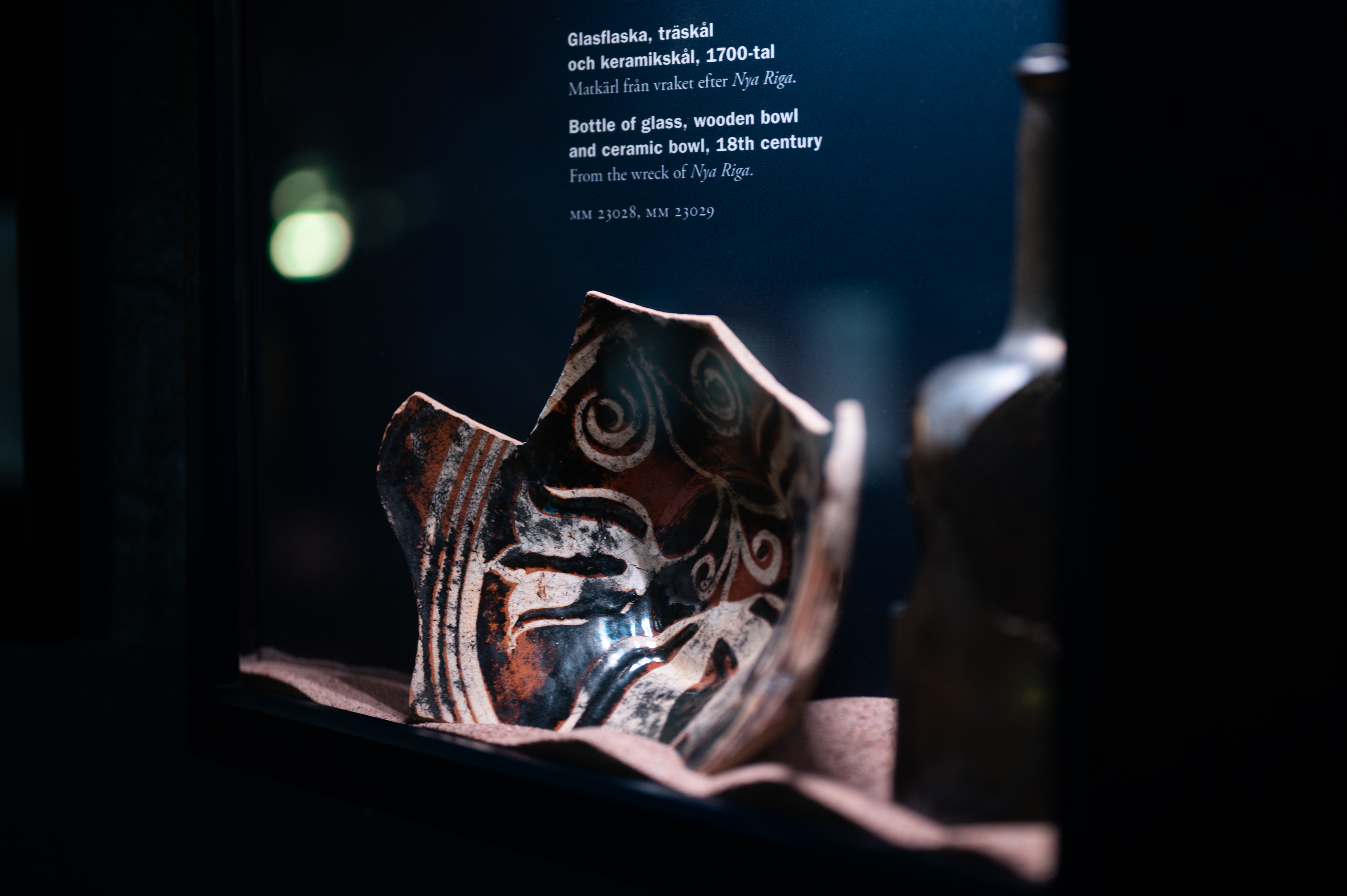 En monter visar föremål från 1700-talet, bärgade från vraket efter Nya Riga, i utställningen Vraktunneln på Marinmuseum.